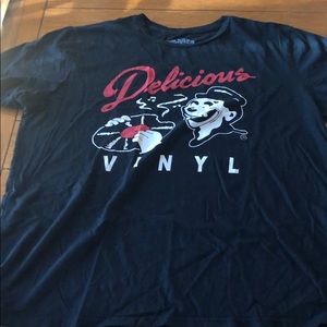 Delicious Vinyl XL T-shirt